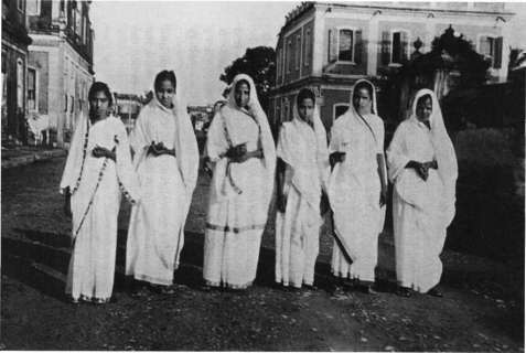 Vasudha, Dayaben, Lakshmiben, Kamala, Motiba, Prasanna in 1928
